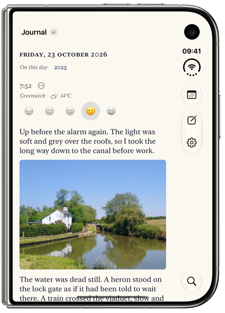 Bifolio on the folded iPhone Duo’s cover screen: Friday 23 October’s page, with the time, the place and the weather, a mood, and the start of the day’s entry.